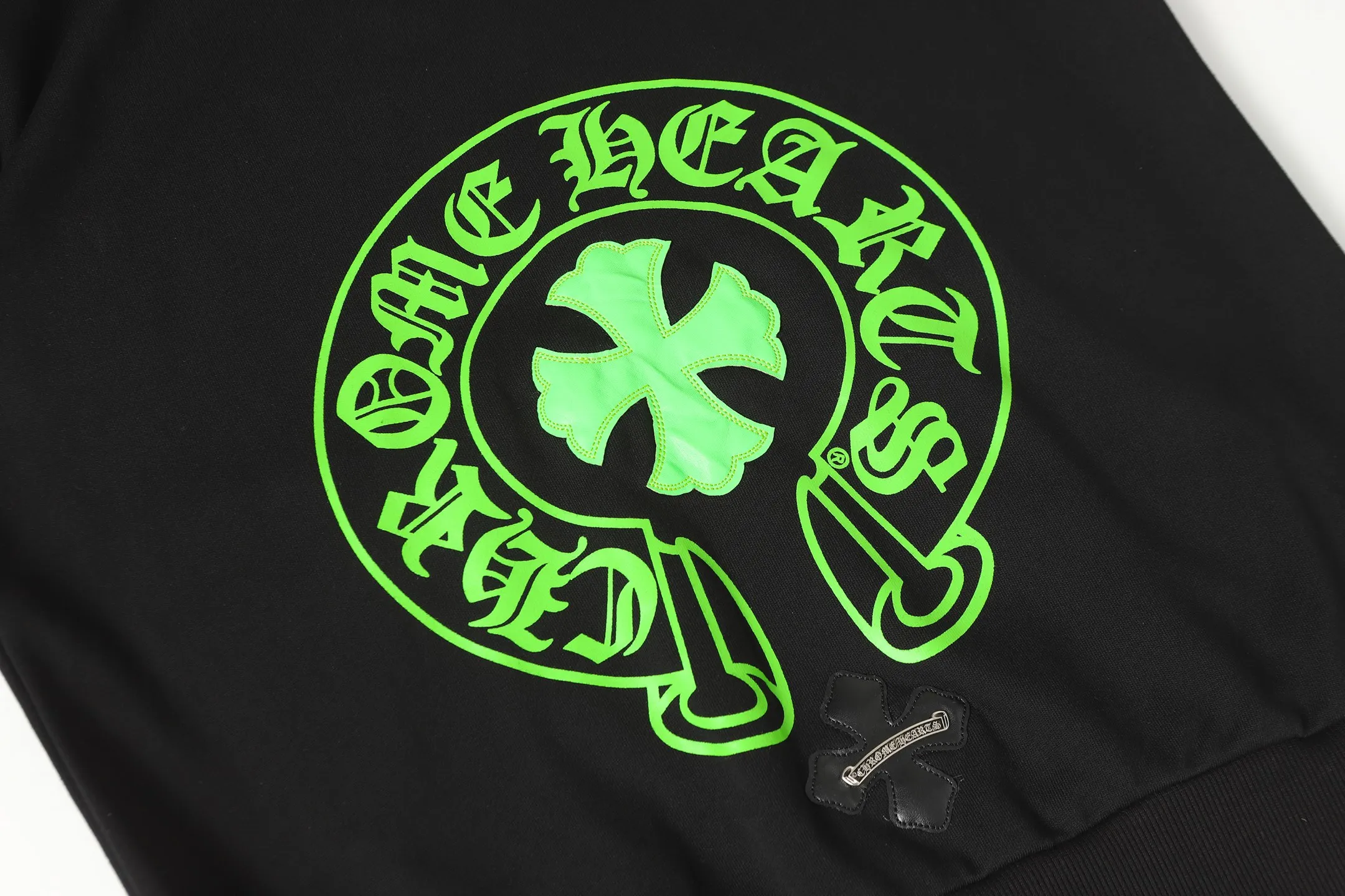 P250 #L3189 cross-border model. Those who pursue quality, please do not place an order. -Chrome Hearts/Chrome Hearts Horseshoe Sanskrit printed leather cross✝️Hooded sweatshirt - High weight, high density and high quality. The wool is soft, delicate and skin-friendly. It feels soft and silky. It has excellent warmth and skin-friendly properties. -Customized weaving and dyeing. No color difference. No matter the fabric or workmanship details, it beats the ordinary version on the market. -Colour: black white -Size: S M LXL